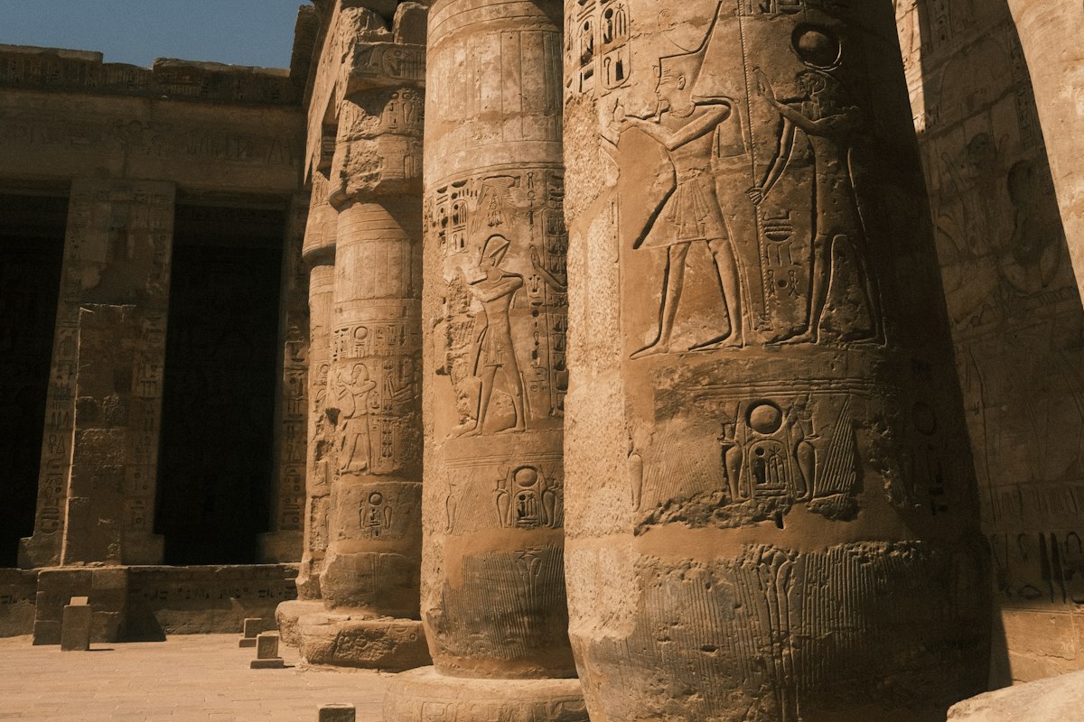 Những cột đá khắc chữ tượng hình tại đền cổ ở Luxor, Ai Cập