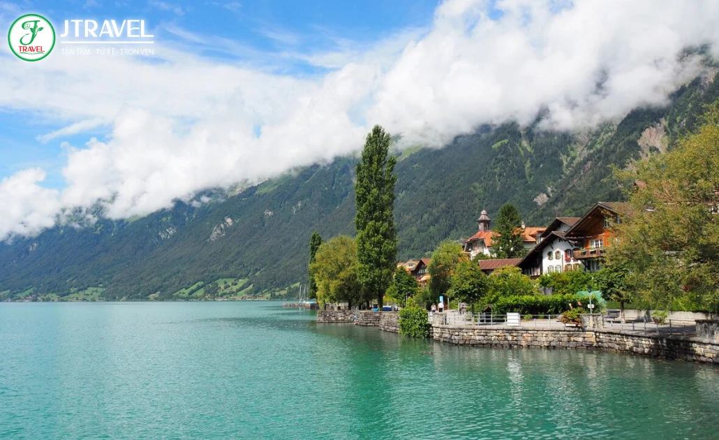 Hồ Brienz là điểm đến không thể thiếu khi đến Thụy Sĩ