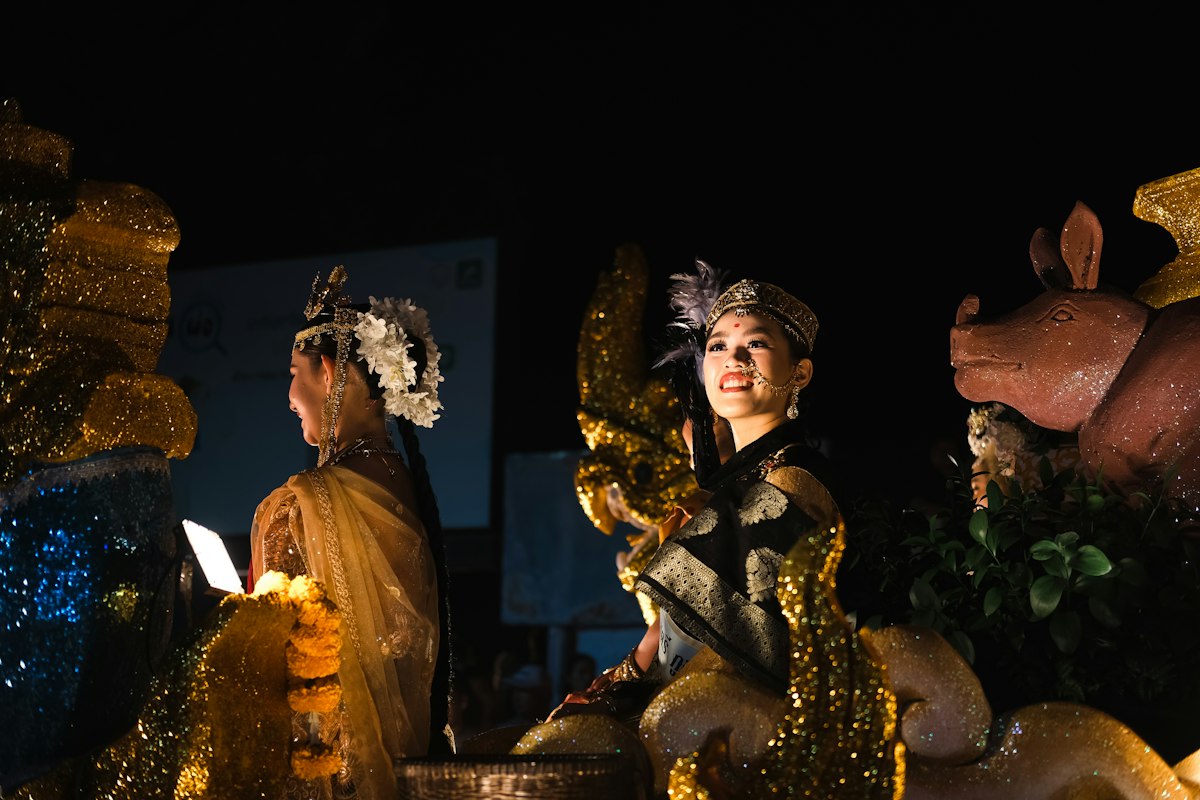 Thiếu nữ trong trang phục truyền thống trên xe hoa ở Chiang Mai