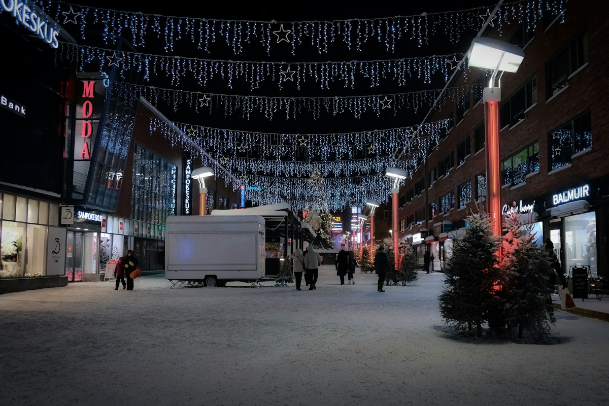 Phố Rovaniemi trang hoàng đèn Giáng sinh giữa tuyết