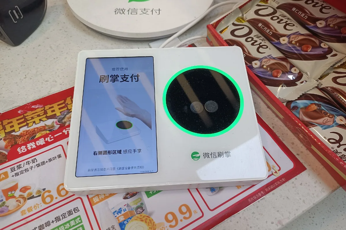 Thiết bị thanh toán WeChat Pay tại cửa hàng ở Trung Quốc