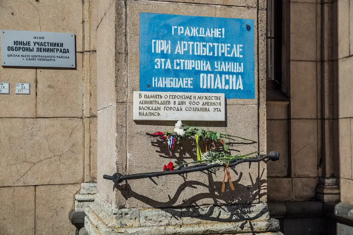 Tấm biển cảnh báo pháo kích thời phong tỏa Leningrad trên đại lộ Nevsky, Saint Petersburg