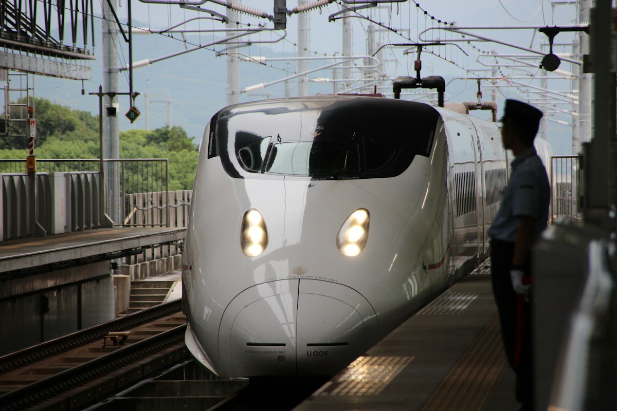 Tàu Shinkansen mũi dài đỗ tại sân ga ở Nhật Bản
