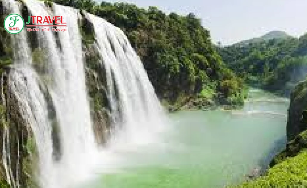 Check-in thác nước Quý Châu mùa hè