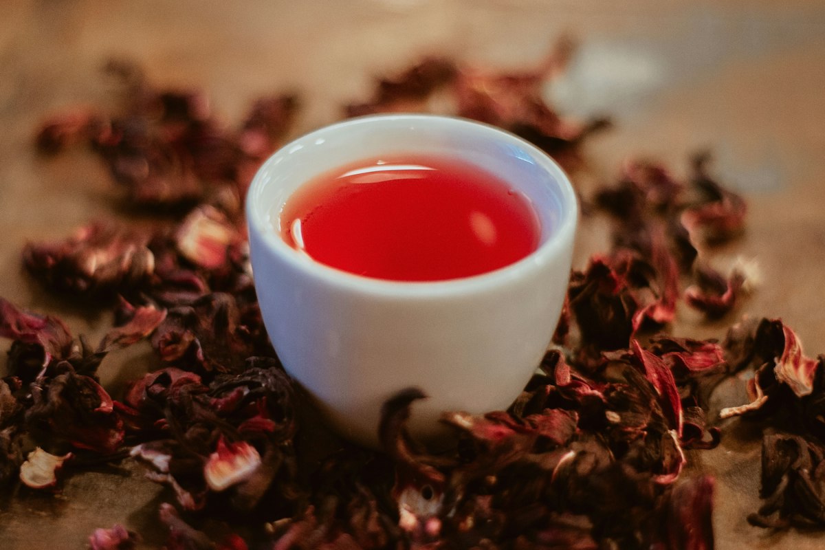 Trà hibiscus (karkade) đỏ thắm