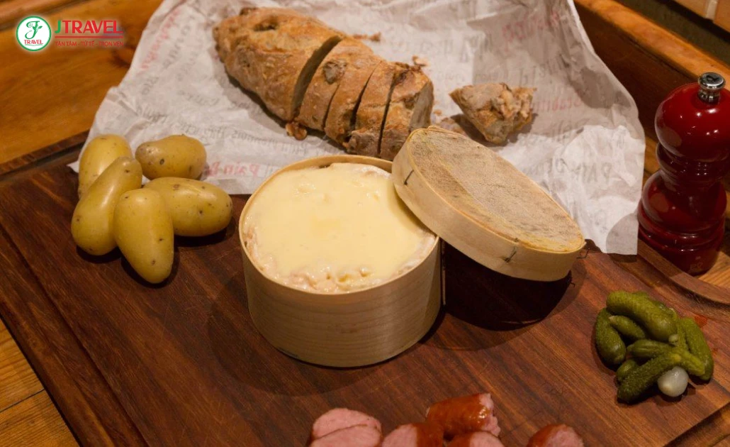 Phô mai Vacherin Mont-d’Or Thụy Sĩ mềm mượt như pudding