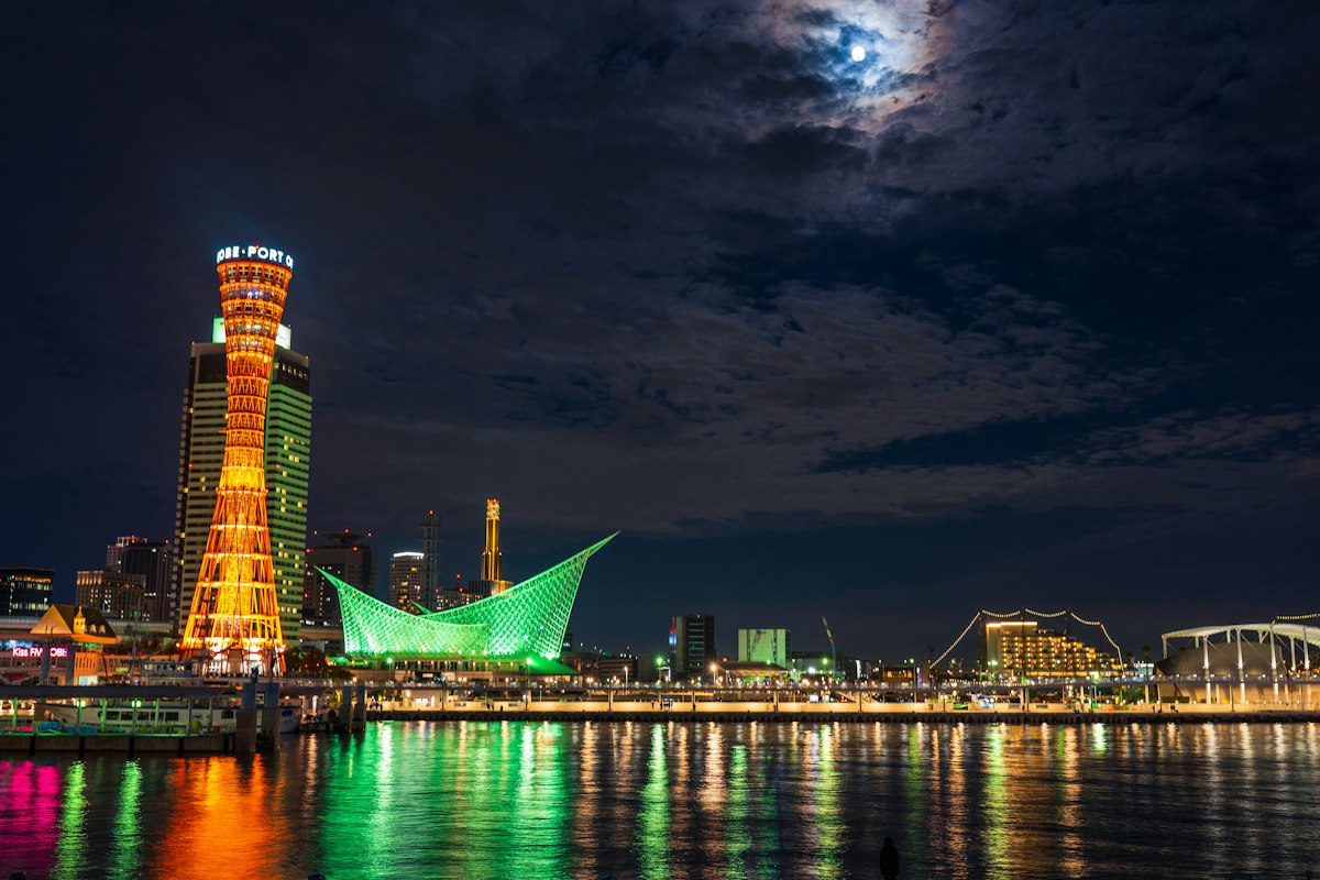 Cảng Kobe lung linh về đêm