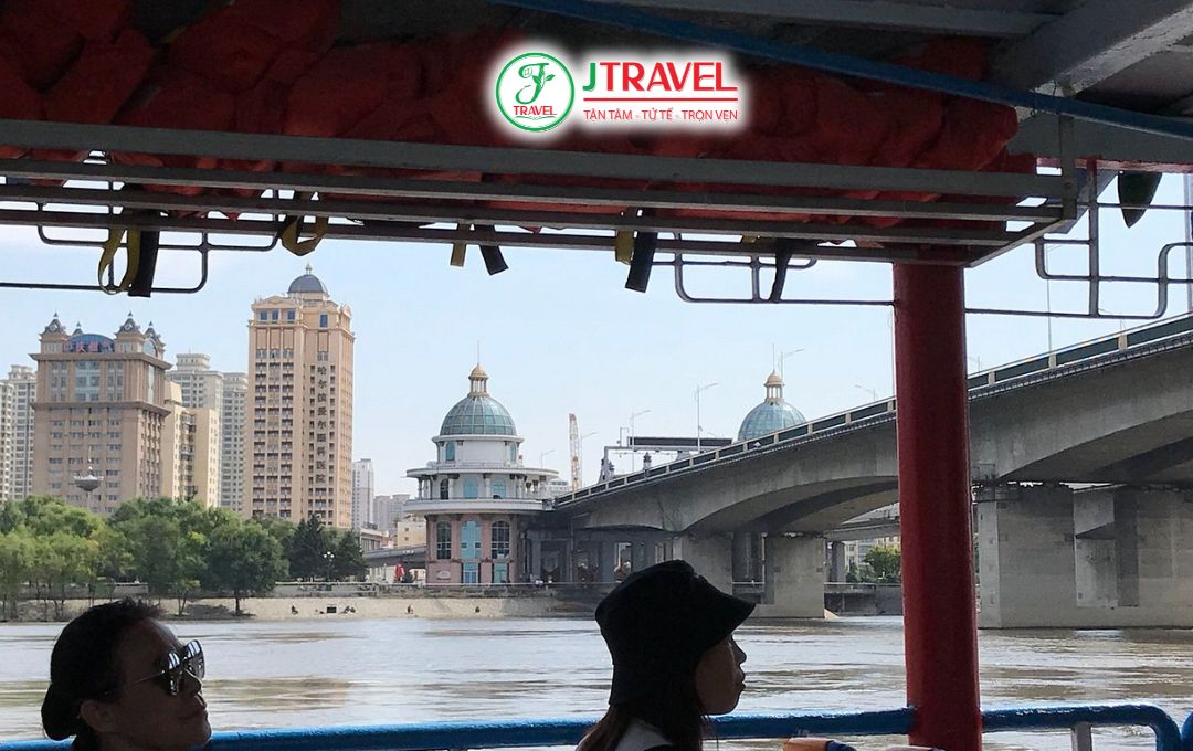Ngắm cảnh quan thiên nhiên trên Đảo Thái Dương