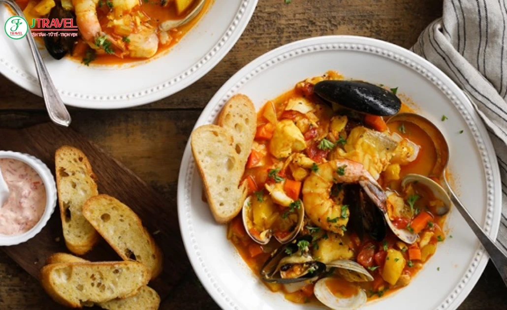 Bouillabaisse mang hương vị biển cả đặc trưng