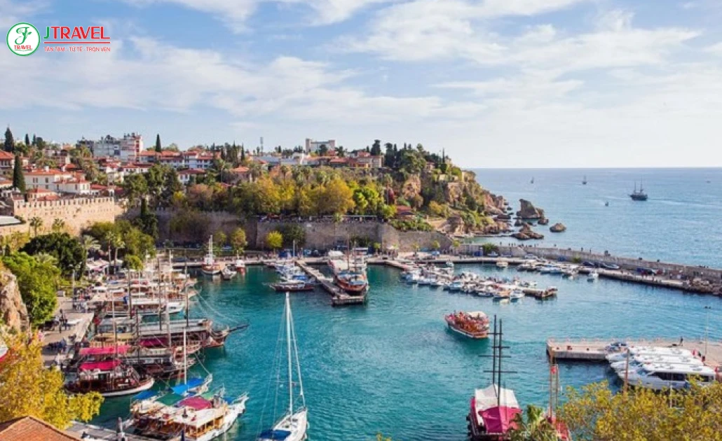 Khung cảnh Antalya với biển xanh