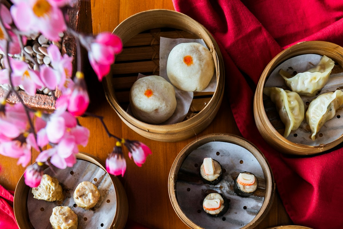 Mâm dim sum Quảng Đông với nhiều xửng hấp