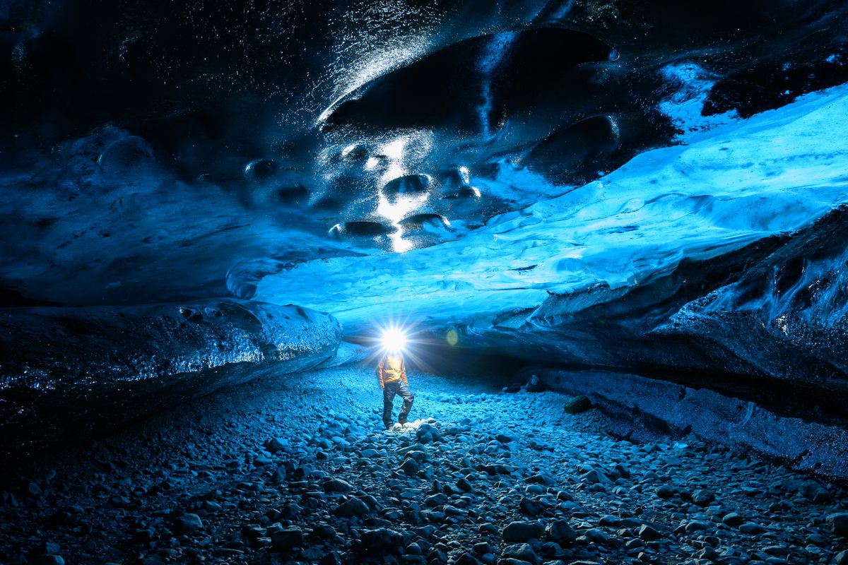 Du khách khám phá hang băng xanh ở Iceland