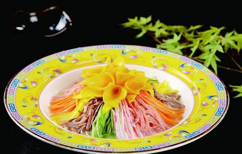 Mẫu Đơn Yến Thái là món ăn được chế biến công phu với nhiều nguyên liệu 