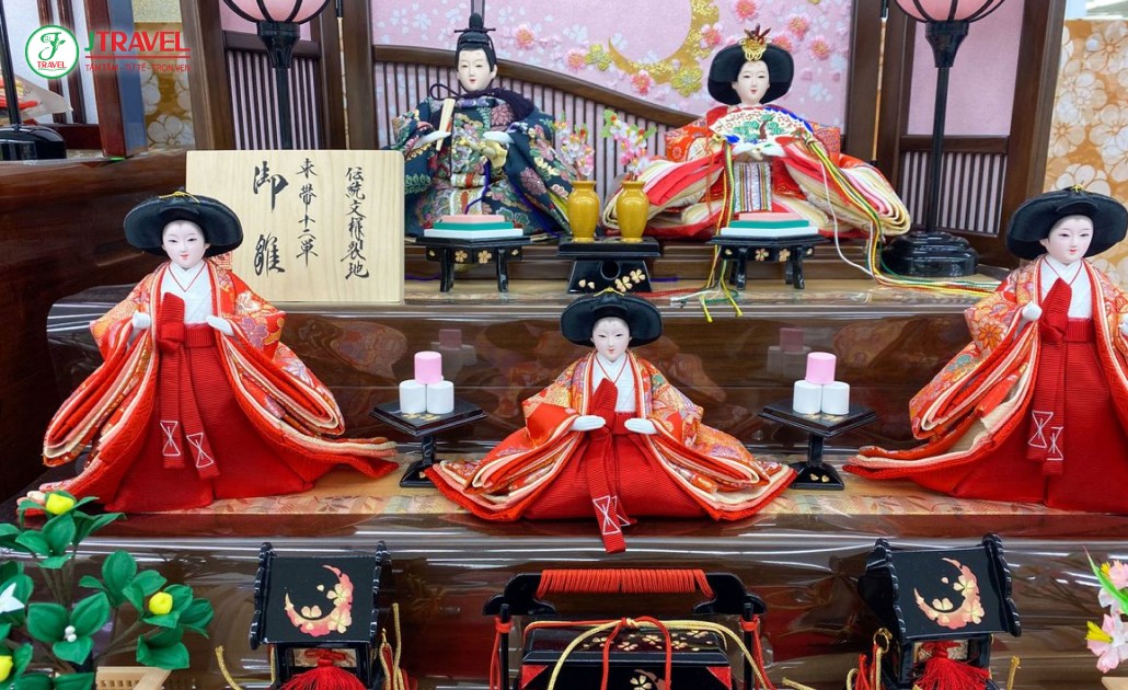 Búp bê Hina Ningyo trưng bày trong lễ hội Hinamatsuri Nhật Bản
