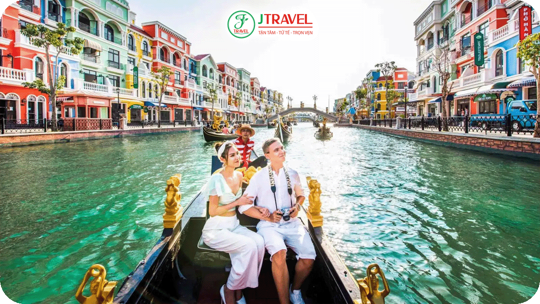 đi thuyền trên kênh đào ngắm nhìn thành phố sắc màu