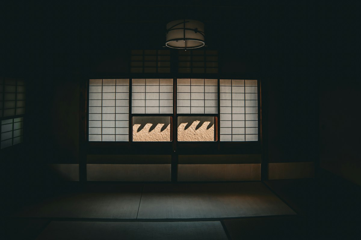 Phòng truyền thống Nhật Bản với cửa sổ giấy shoji và chiếu tatami