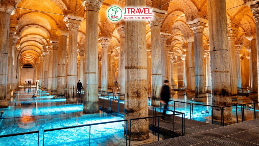 Không gian Basilica Cistern với hàng trăm cột đá cổ