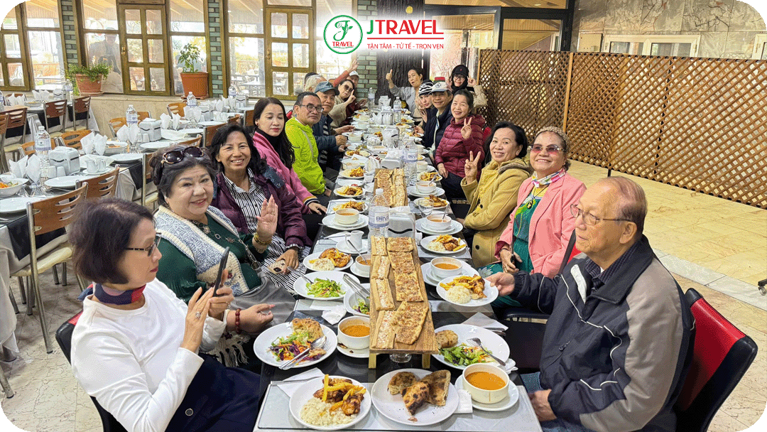 Đoàn du khách J Travel dùng bữa ăn tại Thổ Nhĩ Kỳ