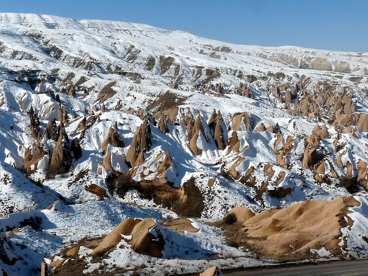 Ống khói tiên ở Cappadocia phủ tuyết trắng