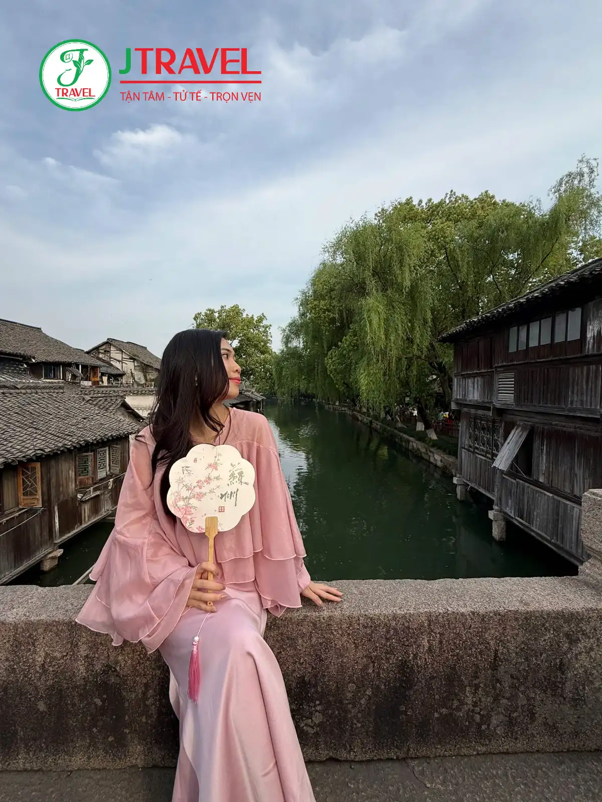 Du khách J Travel chụp ảnh ở trấn cổ Giang Nam