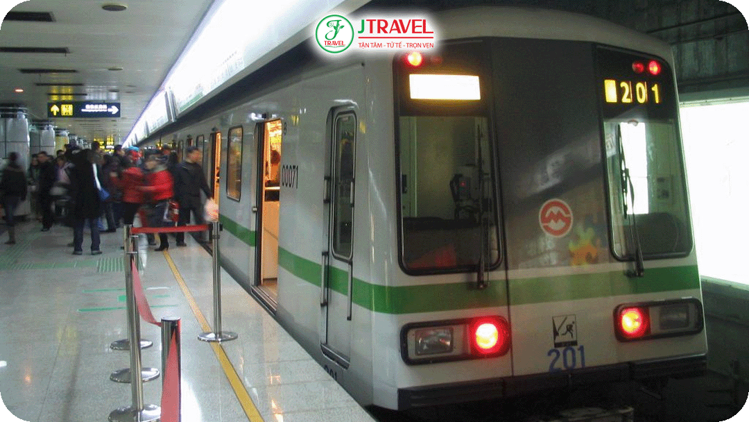 Khi đi metro tại Trung Quốc nên ưu tiên thang máy nếu có vali