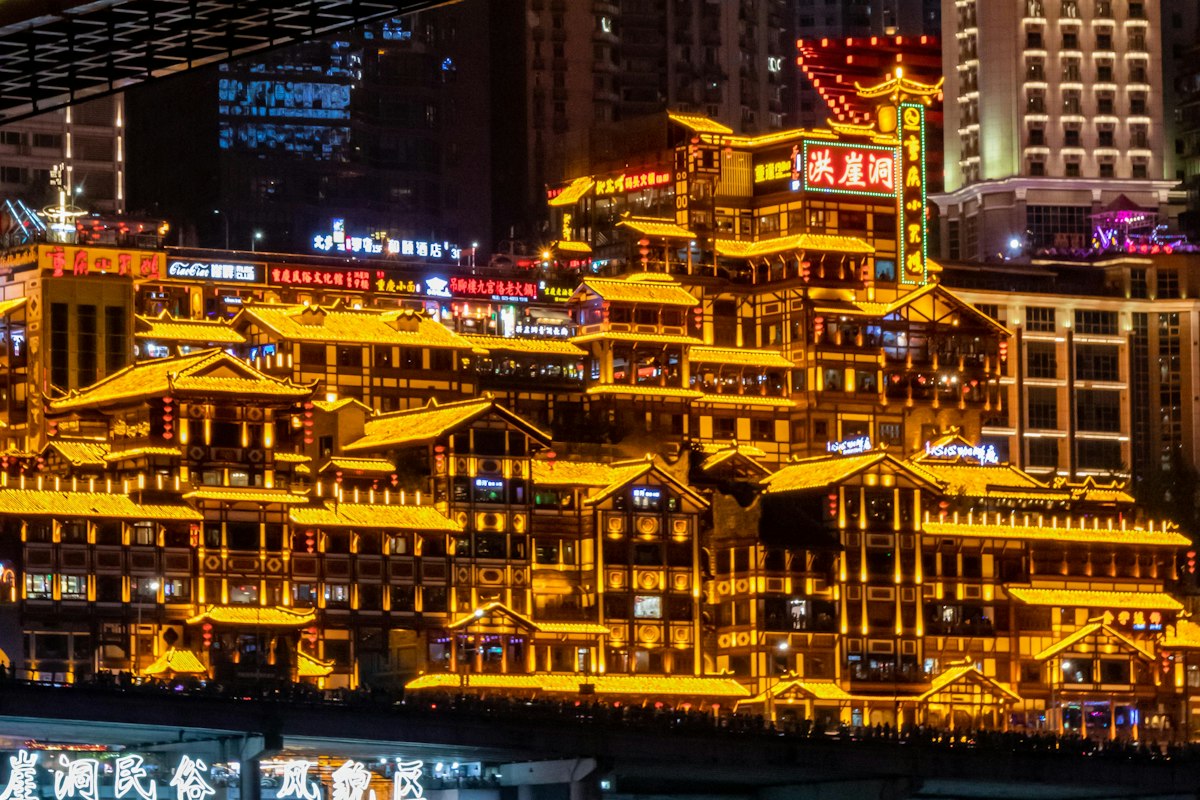 Hồng Nhai Động rực rỡ ánh đèn