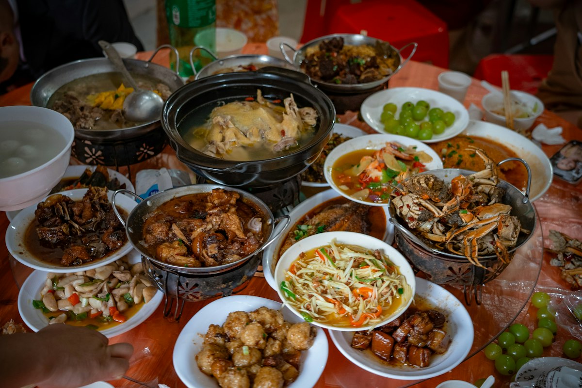 Bàn ăn với nhiều món đặc sản Trung Hoa