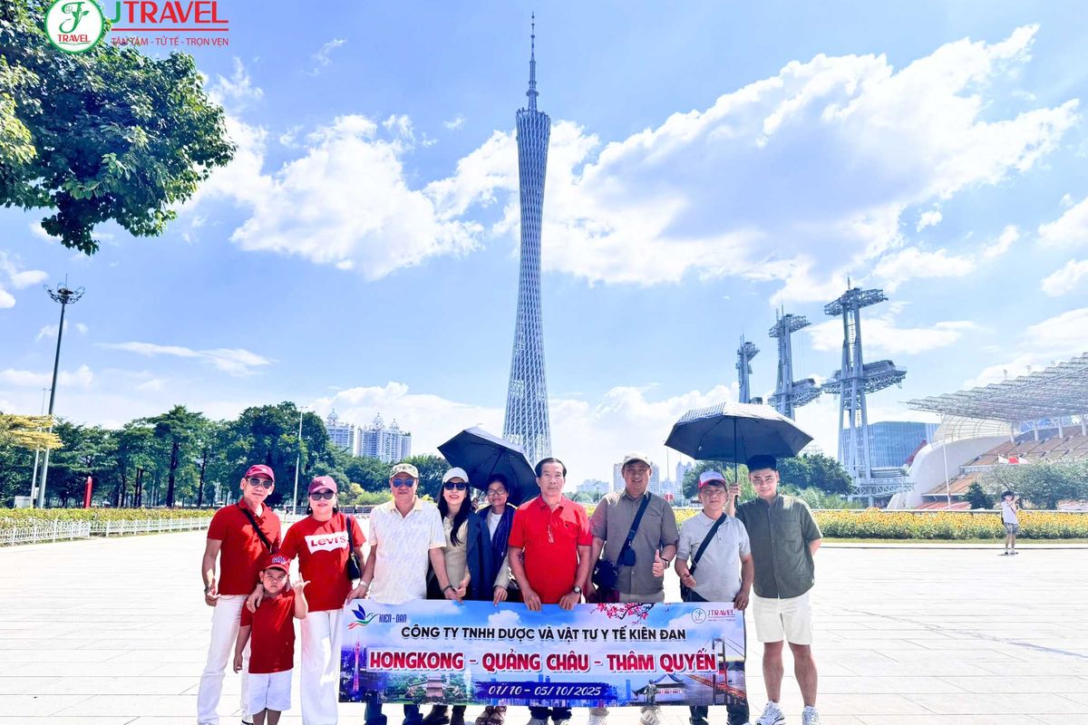 Đoàn khách J Travel trước tháp truyền hình Quảng Châu
