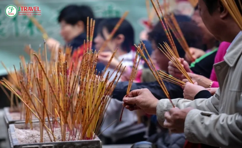 Gia đình Trung Quốc thờ cúng tổ tiên và thần linh đêm giao thừa, phong tục truyền thống trong dịp Tết Nguyên Đán.
