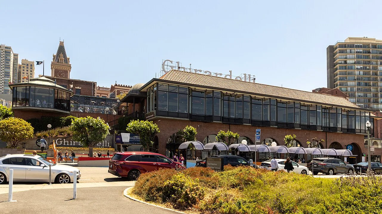 Quảng trường Ghirardelli San Francisco, nơi mua socola làm quà từ Mỹ
