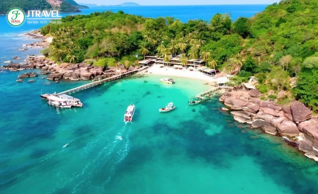 Cano 4 đảo Phú Quốc với biển xanh hoang sơ