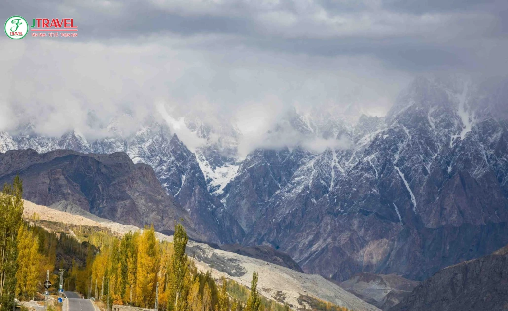 Karimabad mùa thu tháng 9–10 với lá vàng đỏ rực rỡ tại Hunza Valley
