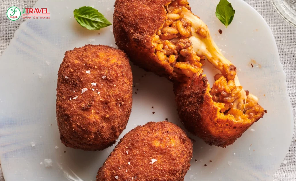 Supplì viên cơm chiên giòn với nhân phô mai Mozzarella tan chảy