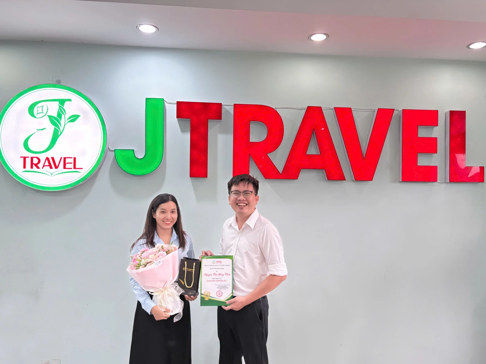 Bổ nhiệm Giám đốc Kinh doanh J Travel – Nguyễn Thị Hồng Thảo Lãnh đạo J Travel trao quyết định bổ nhiệm Giám đốc Kinh doanh cho Mrs. Nguyễn Thị Hồng Thảo