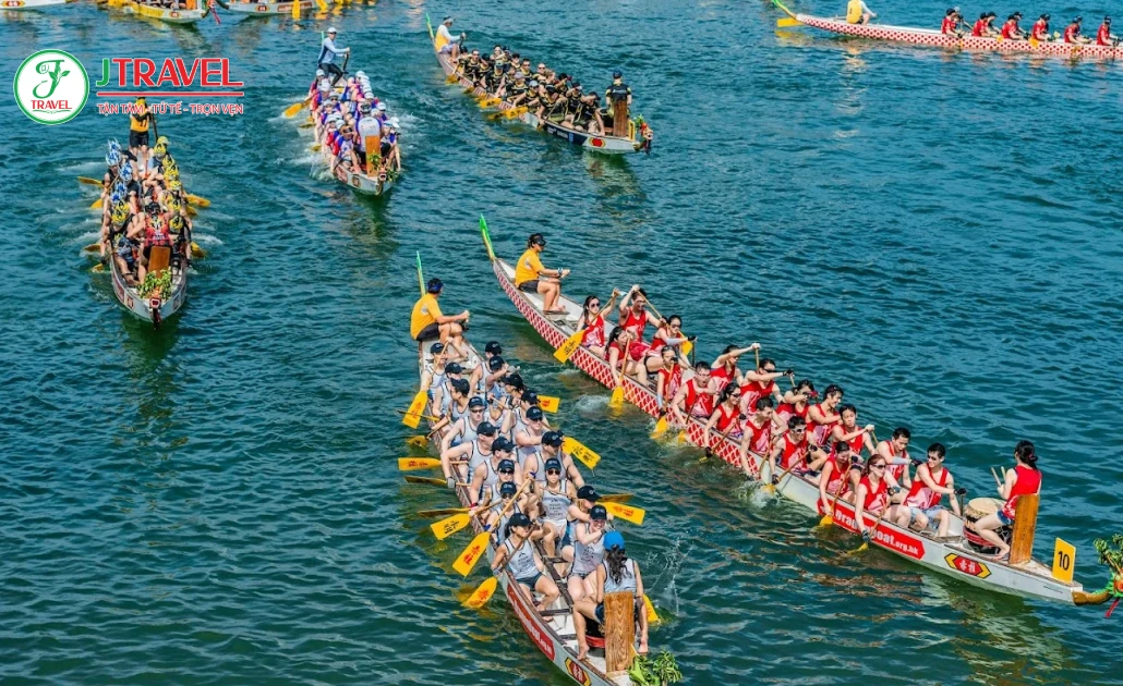 Biểu diễn dân gian trong lễ hội chèo thuyền rồng Quý Châu