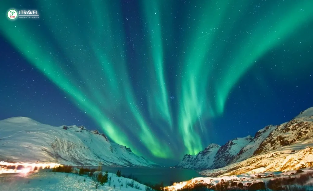 Ngắm cực quang trong đêm tại Bắc Âu