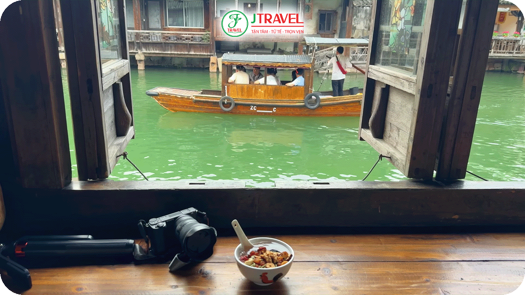 Vừa thưởng thức món ăn nóng hổi, vừa ngắm dòng kênh yên bình