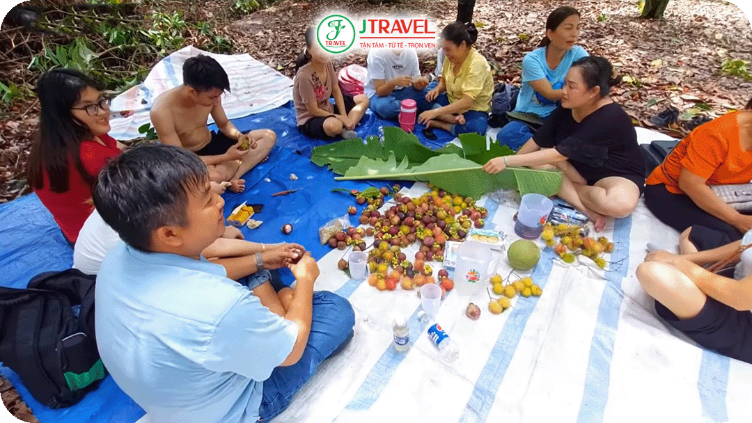 Du khách trải nghiệm hái và thưởng thức trái cây tại vườn