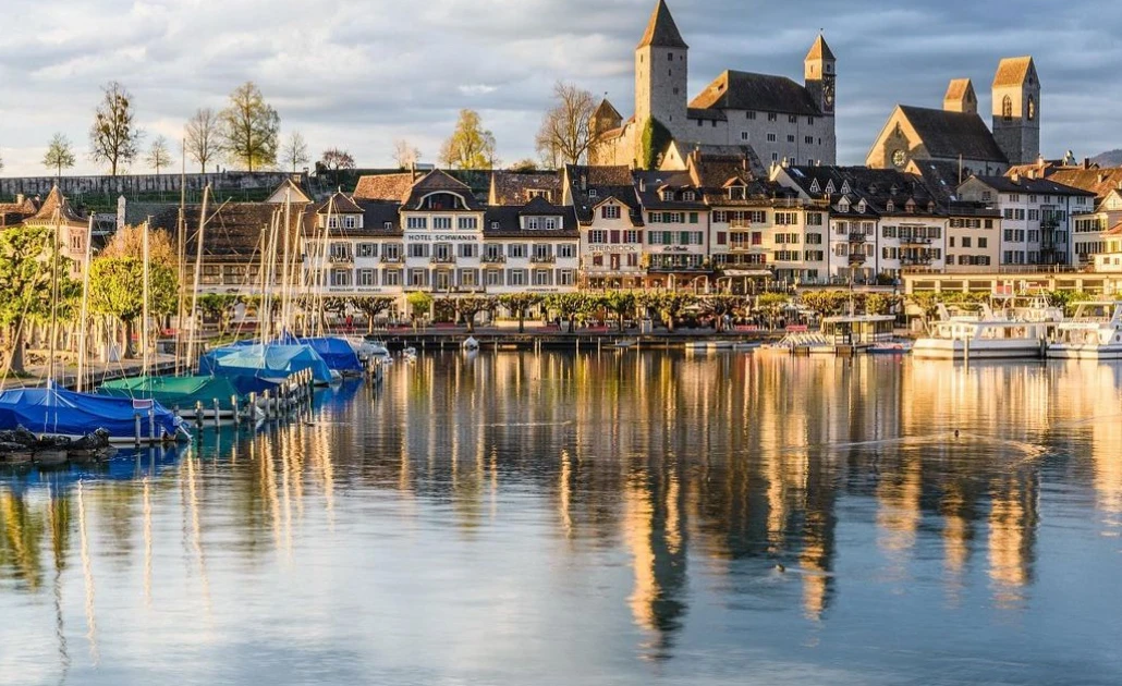 Làng Rapperswil bên hồ Zurich với lâu đài cổ và vườn hoa hồng rực rỡ.