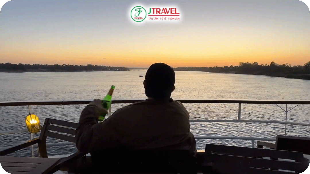 Nhâm nhi và ngắm cảnh hoàng hôn trên boong tàu
