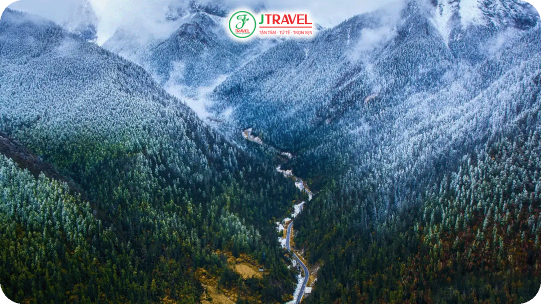 Mùa xuân tại Á Đinh là thời điểm tuyết tan, cây cỏ bừng tỉnh sau giấc ngủ đông dài