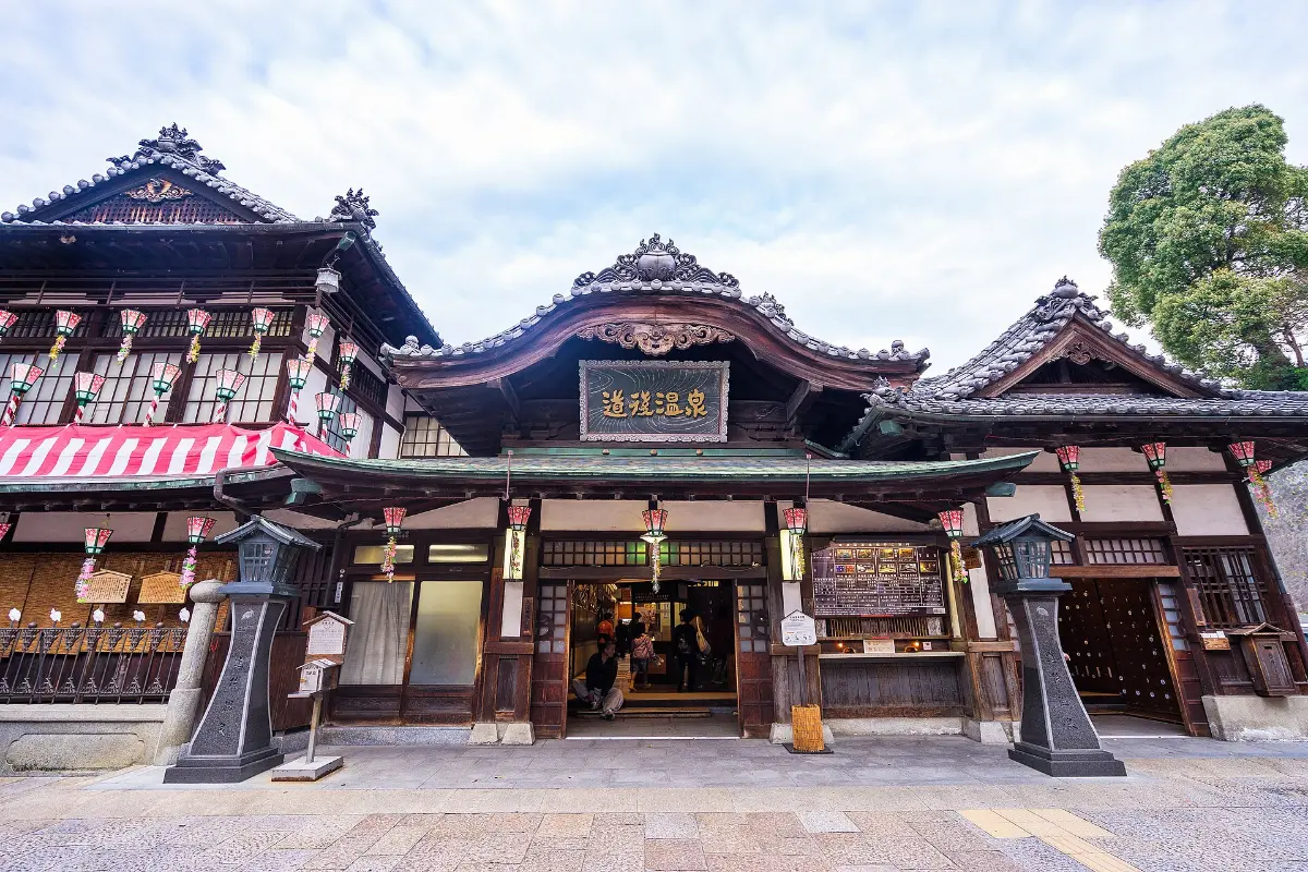 Nhà tắm gỗ Dogo Onsen Honkan
