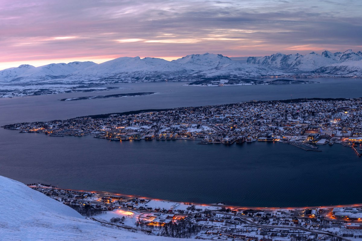 Thành phố Tromsø lên đèn giữa núi tuyết mùa đông