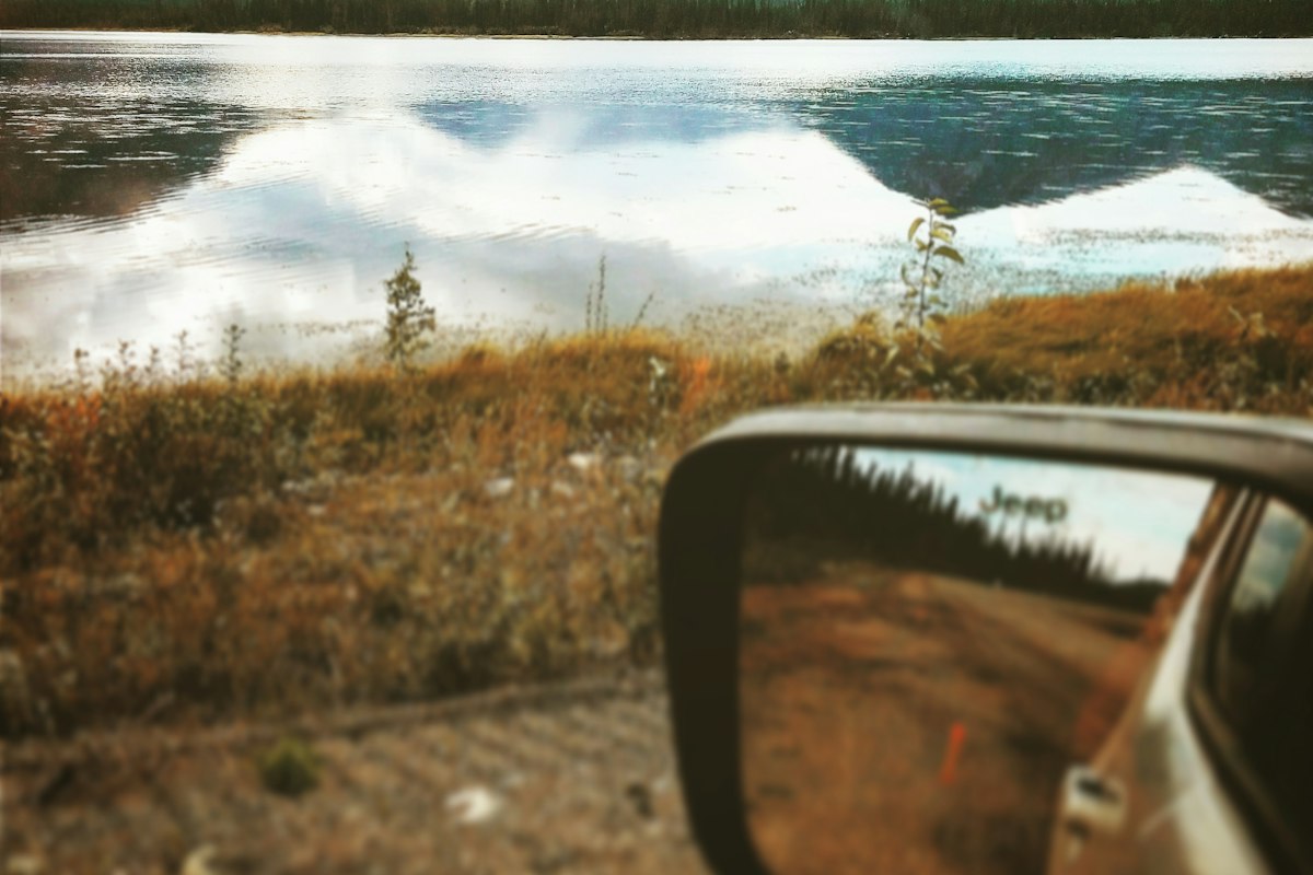 Hồ nước và núi non vùng Yukon