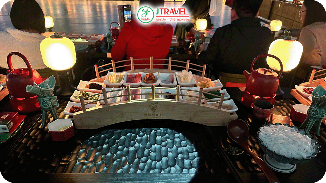 Thưởng thức Bún Qua Cầu – đặc sản Côn Minh