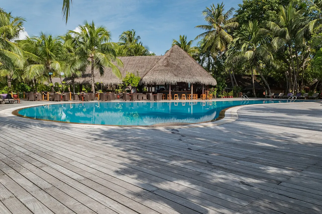 Hồ bơi và quầy bar của một resort Maldives