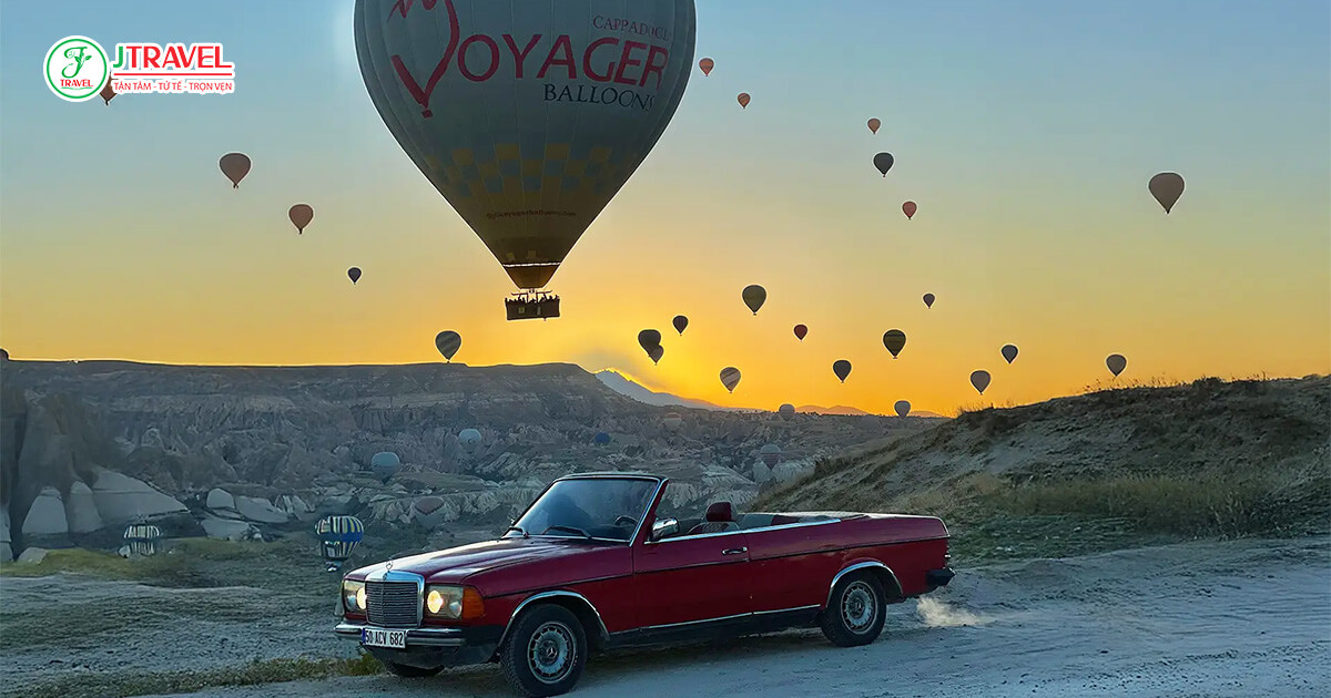 Cappadocia là vùng đất cổ tích nổi tiếng bởi bầu trời ngập tràn khinh khí cầu đầy màu sắc rực rỡ