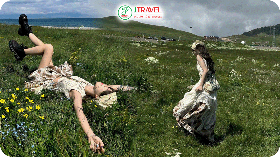 Những outfit có form rộng nhẹ, bay theo gió thường cho cảm giác rất “travel vibe”