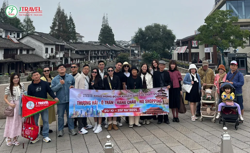 Du khách tham quan tại Đông Sách Ô Trấn