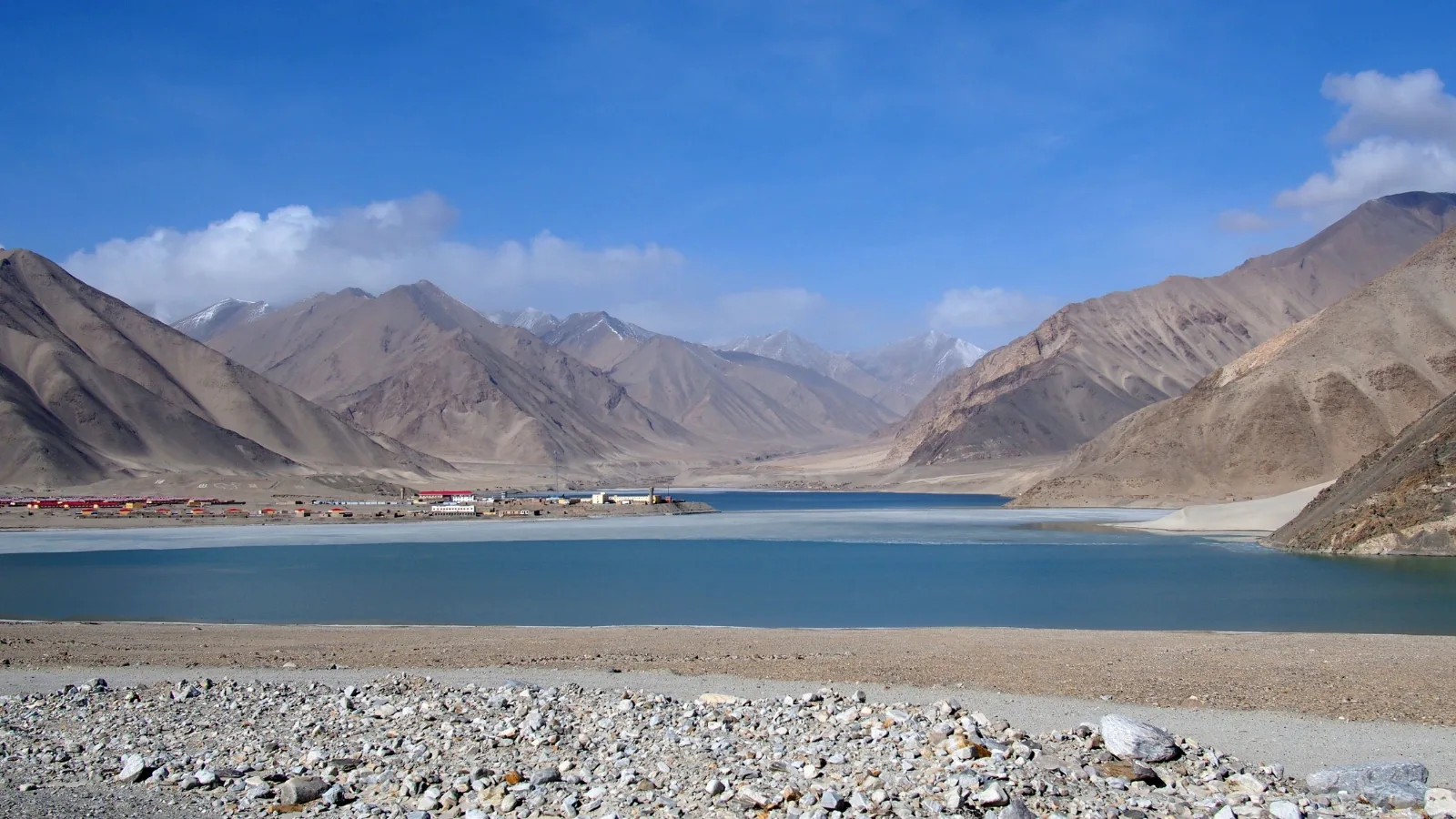 Hồ cát Bulunkou giữa núi đá trên đường cao tốc Karakoram, Pamir